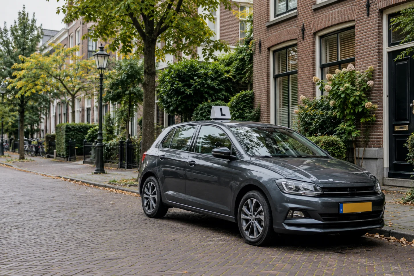 Illustratief sfeerbeeld van een grijze lesauto in een rustige Nederlandse woonstraat.